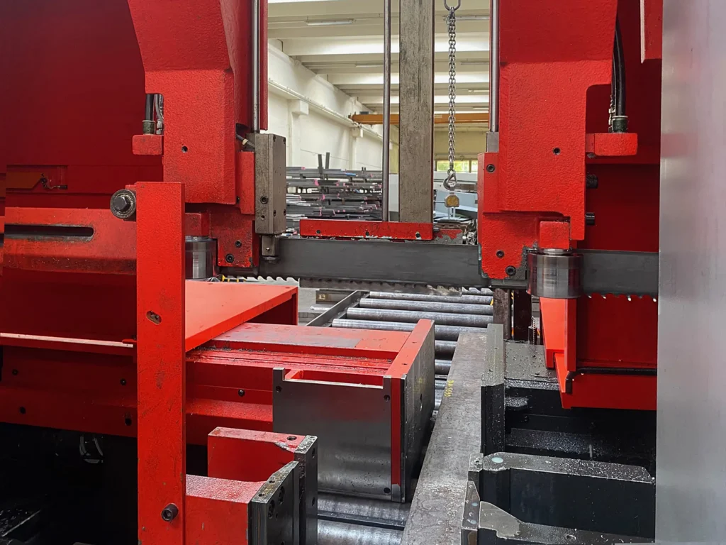 Segatrice industriale automatica per taglio di profili in acciaio in stabilimento produttivo